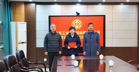 兩名女工患病，省上縣里都來慰問一一虹潤三重保障體系筑就員工幸福家