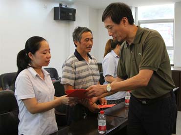 省總工會(huì)黨組書記、副主席陳震一行到順昌虹潤(rùn)精密儀器有限公司慰問困難職工